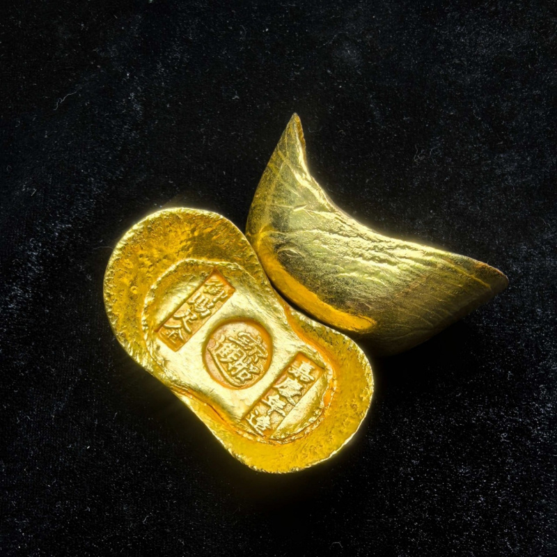 Vintage Collectible Coins - インゴットのコレクション：金メッキ銅製品、硬貨、小さな金塊、ヴィンテージ映画やテレビの小道具