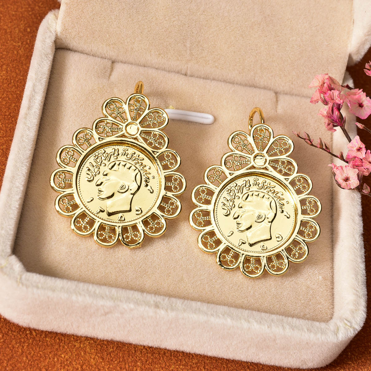 コインメダリオンドロップスタッドピアス レディース ホローフ - Vintage Collectible Coins のレビューと価格