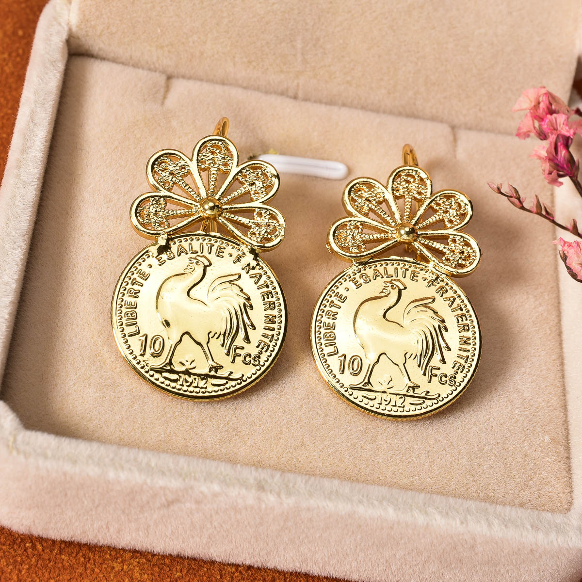 コインメダリオンドロップスタッドピアス レディース ホローフ - Vintage Collectible Coins のレビューと価格